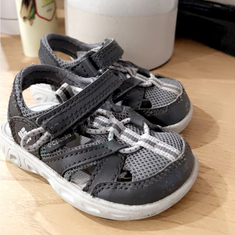 Colombia toddler shoes size 5T used gently smoke & pet free home.